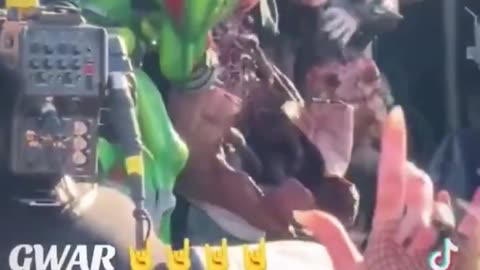 DEMONIC: Leftists at Riot Fest in Chicago behead an effigy of Musk & disembowel effigy of Trump 