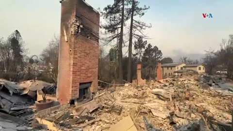 Sobrevivientes de incendios en Los Ángeles regresan a sus casas