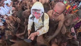 Multitud se lanza excremento de vaca en festividad india