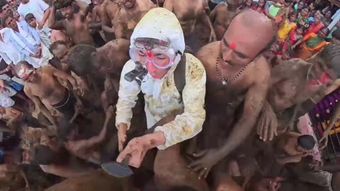 Multitud se lanza excremento de vaca en festividad india