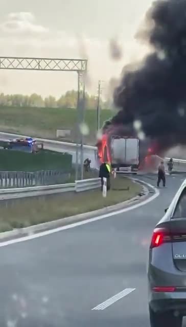 Na drodze ekspresowej S61, w rejonie Łomży, doszło do pożaru samochodu ciężarowego.