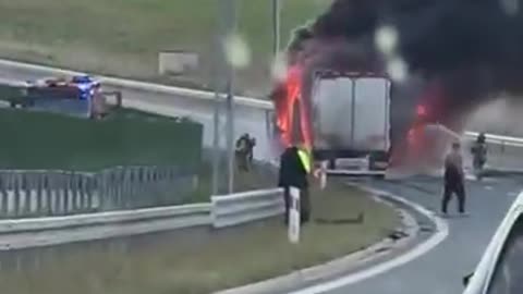 Na drodze ekspresowej S61, w rejonie Łomży, doszło do pożaru samochodu ciężarowego.