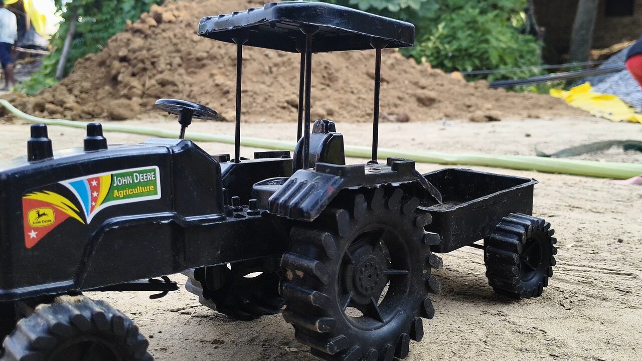 toy John deer tractor