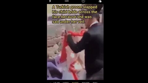 トルコ。幼い未成年の新婦が泣いているので新郎は殴る