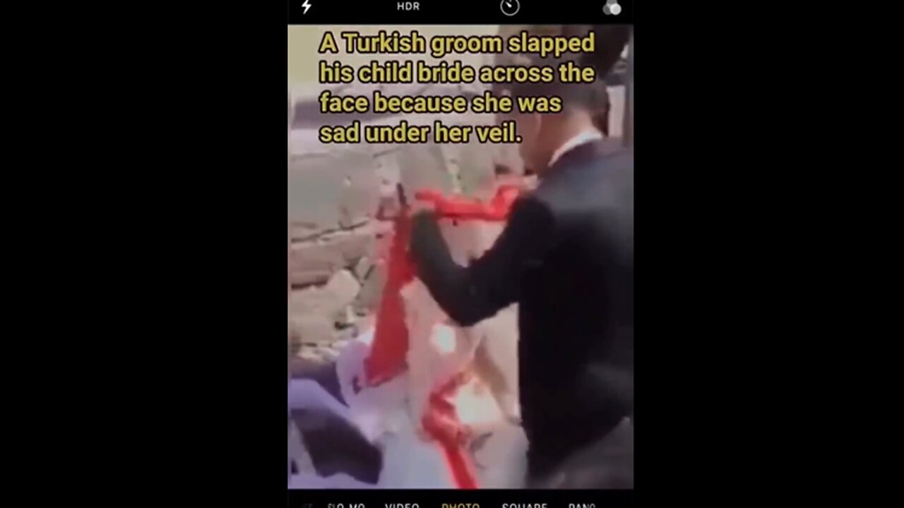 トルコ。幼い未成年の新婦が泣いているので新郎は殴る