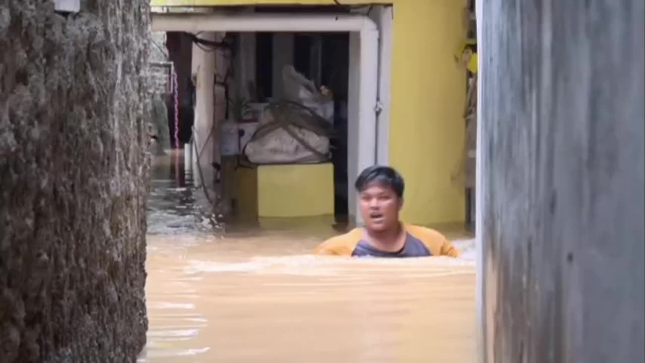 Floods in Indonesian Capital displace thousands