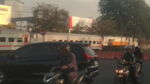 Keruwetan di palang pintu perlintasan kereta api