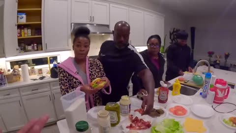 WHO CAN MAKE THE BEST CHEESEBURGER🍔 *CHEESE BURGER CONTEST*