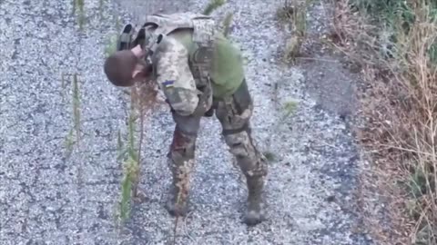 Ukrainian soldier tries to give himself first aid after Russian FPV-drone hits