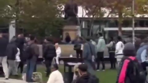 An invader in Manchester is knocked out by an Englishman 💥🥊