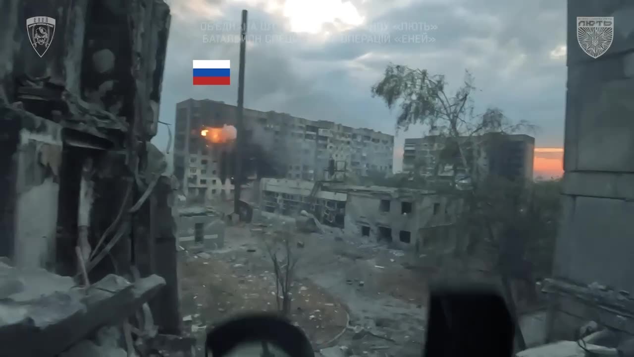 Incredible Combat Footage from Center of Toretsk(ATGM Slams into Unit Atop Highrise)