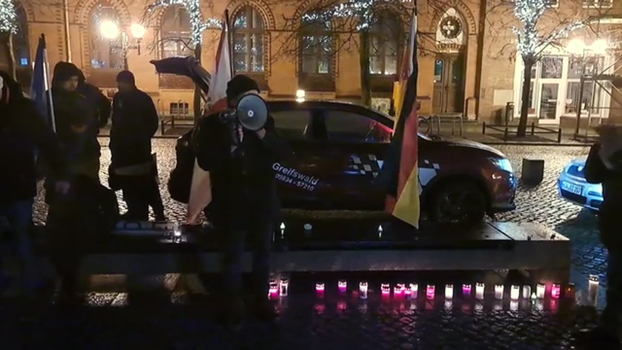 Greifswald - Uwe mit einigen Worten und sind die Lichter angezündet 23-12-2024