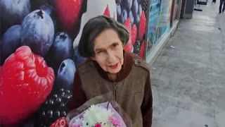 This dude gives flowers to elderly women and their reactions are so wholesome