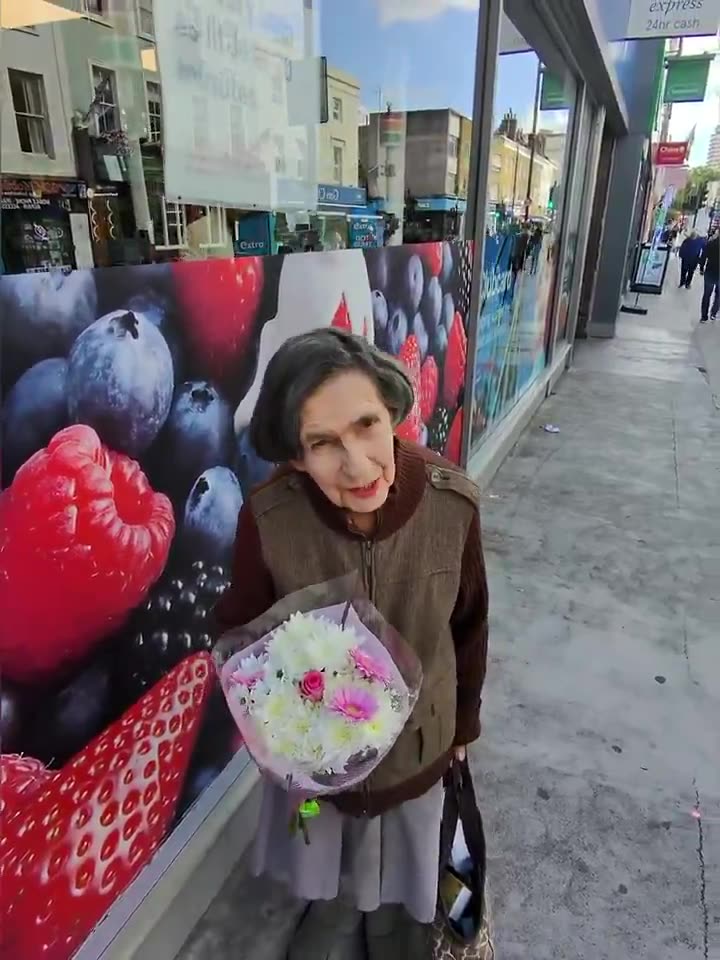 This dude gives flowers to elderly women and their reactions are so wholesome