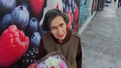 This dude gives flowers to elderly women and their reactions are so wholesome