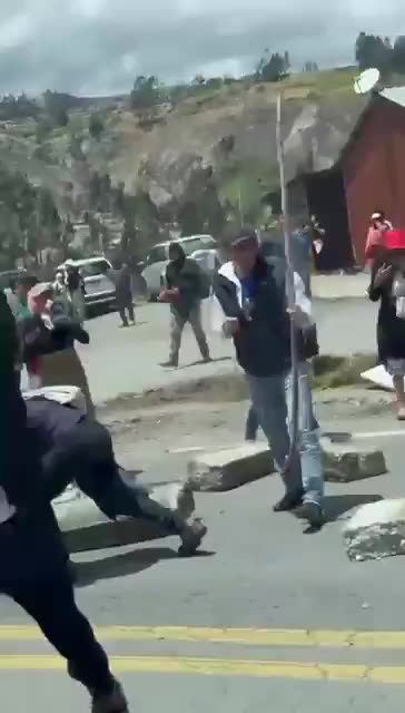 Autokolona e presidentit të Ekuadorit u sulmua nga 500 persona me gurë