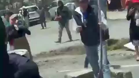 Autokolona e presidentit të Ekuadorit u sulmua nga 500 persona me gurë