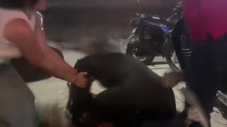 Pelea en restaurante entre clienta y mesera se viraliza en redes sociales