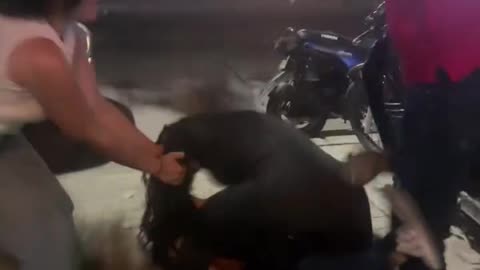 Pelea en restaurante entre clienta y mesera se viraliza en redes sociales