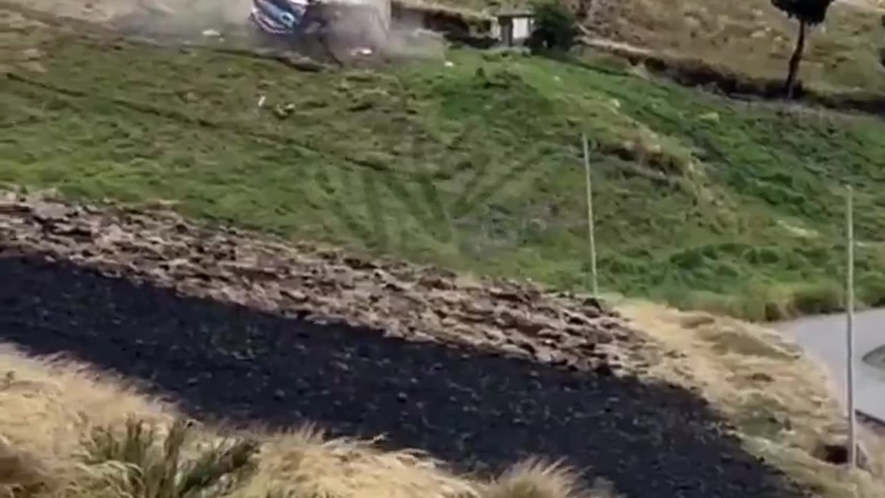 Aksident i rëndë në Ekuador, autobusi del nga rruga, të paktën 21 të vdekur