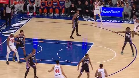 Knicks ANUNOBY SHOVELS IT HOME! 🍇 Two-handed slam for the Knicks!