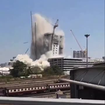 Video from today's huge earthquake in Bangkok, Thailand