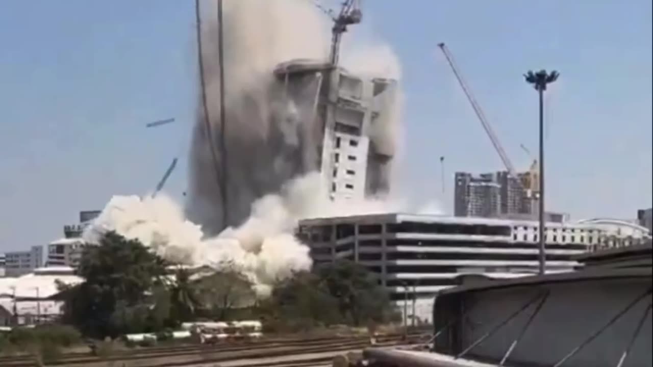 Video from today's huge earthquake in Bangkok, Thailand