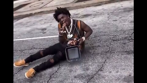 Rapper Kodak Black Sits In The Middle Of The Road, High AF… Eating Chicken