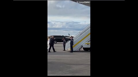 President Trump heads to DC boarding Air Force One, a courtesy not granted to Joe Biden 4 years ago