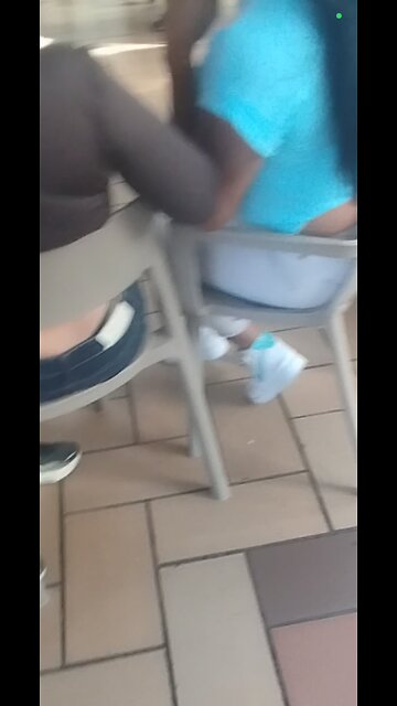 hilo negro tanga en el centro comercial thong slip