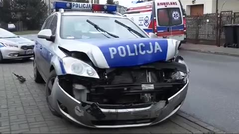 Jakoś cicho sza. Materiał wstawiony 1 dzień temu. Kolizja z udziałem policjanta