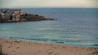Eyewitness video captures crowds fleeing Bondi Beach attack