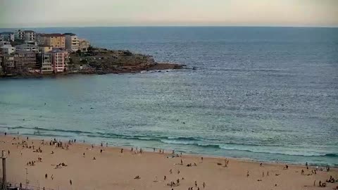 Eyewitness video captures crowds fleeing Bondi Beach attack