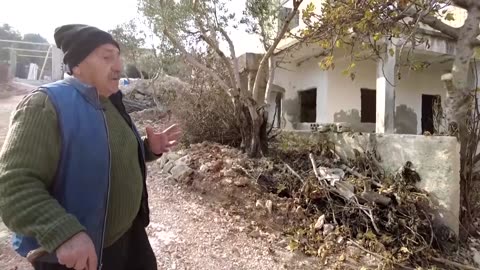 Displaced Syrian Christians return to their homes for the holiday