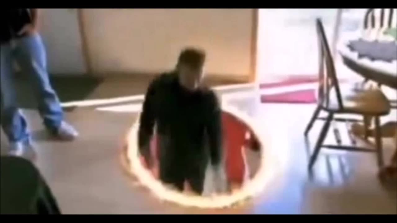 Un homme ouvre un portail avec un appareil tout droit sorti d'un film de science-fiction