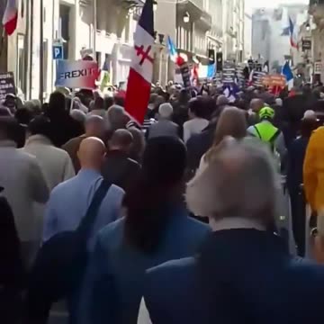 🇫🇷 WOW! Thousands of French patriots protested in Paris today against sending any furt...