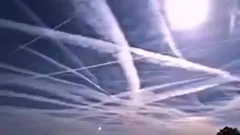 Ciel entièrement zébré ou voilé provenant de la multiplication de Chemtrails incroyable!