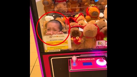 La curiosidad que atrapó a un niño en una máquina de juguetes