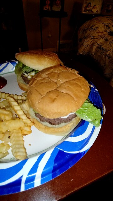 Eating Simple Truth Grass Fed And Finished Natural Ground Beef Patties, Dbn, MI, 1/6/26