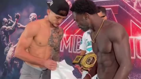 MMA opponents paused their face off to reveal a banner that said Jesus is King. ✝️❤️
