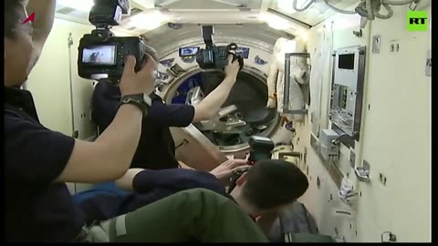 🇷🇺 Soyuz spacecraft crew ARRIVES at the ISS