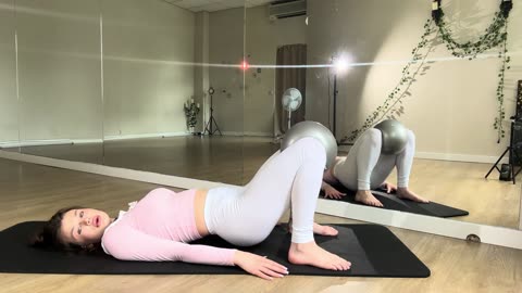 3 MIN PELVIC FLOOR WORKOUT _ Strengthen your Pelvic Floor and Core with fit ball #flexibility