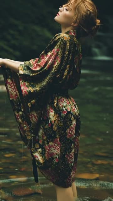 Wanita muda mandi di sungai dengan baju tidur kimono