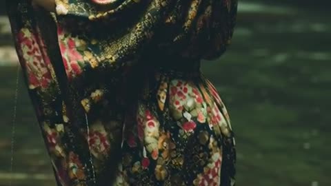 Wanita muda mandi di sungai dengan baju tidur kimono