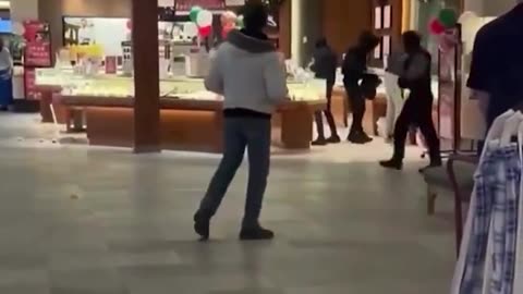 TORONTO: Robbery at midday at the Charm Diamond Centre