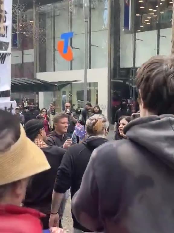 Two against hundreds. Australian patriots aren't afraid of Islamic mobs.