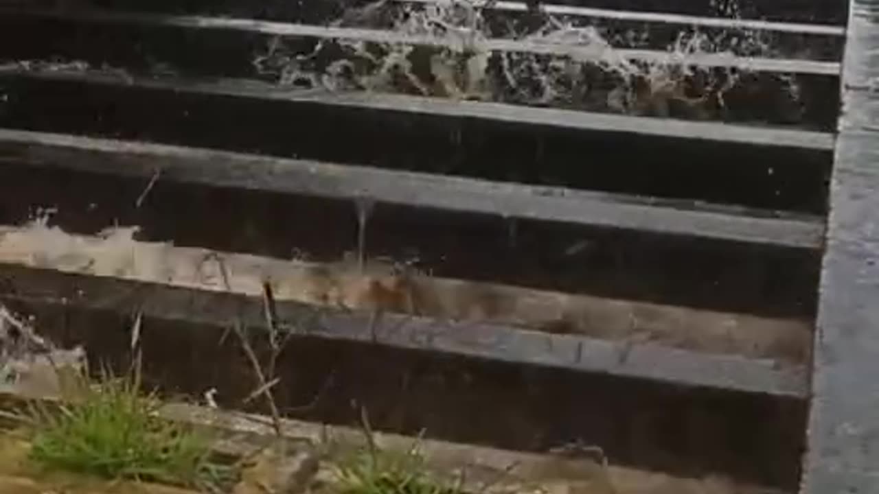 Chuvas forte deixa escada alagadas