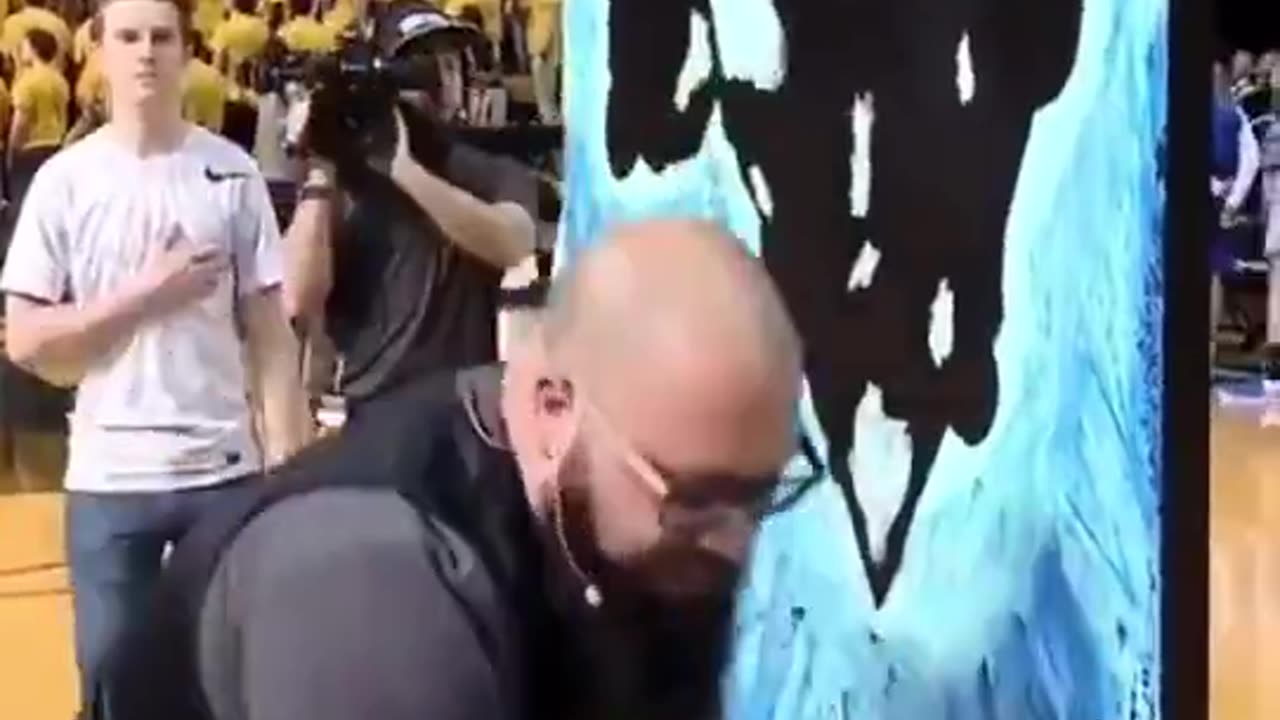 Incredible artwork, can you guess what it is before he finishes?