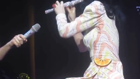 Katy Perry caught faking flute performance