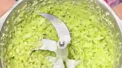 Electric spiral knife cuts cabbage, very violent